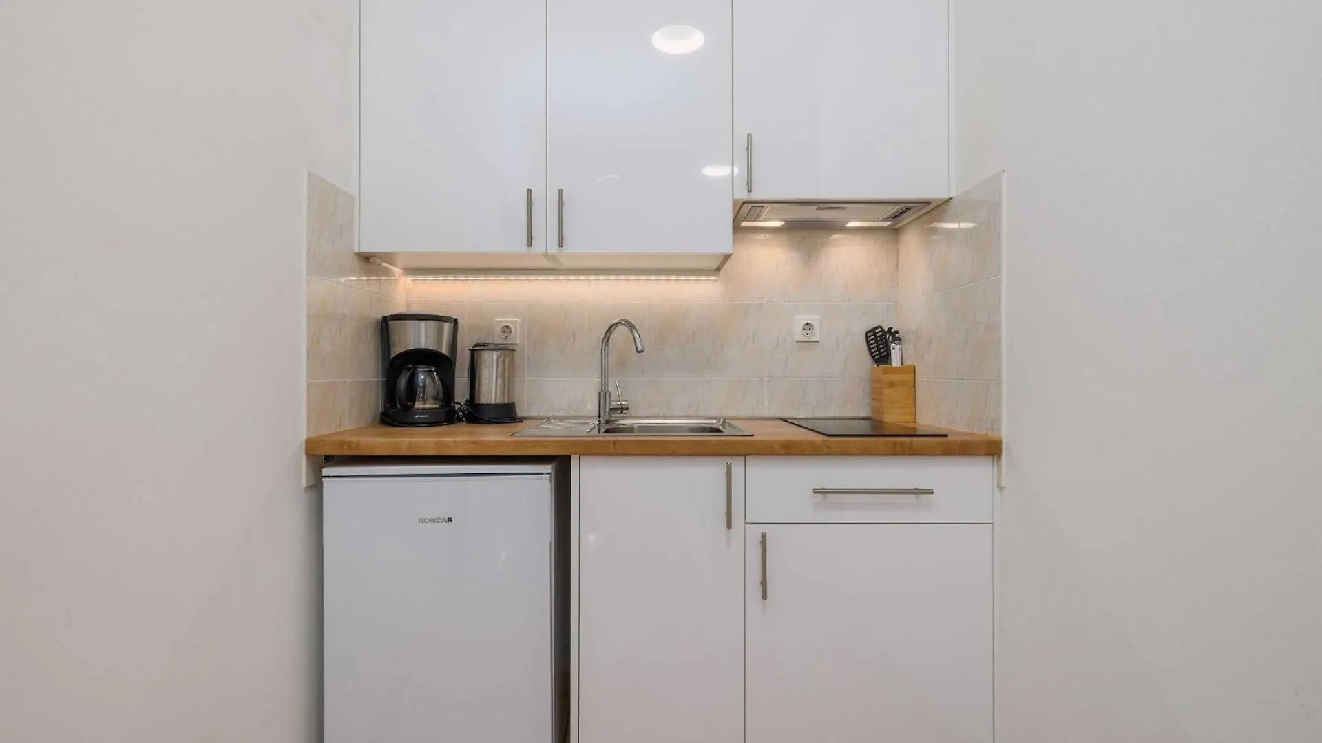 Wonderful Krk Island Stay Shared Pool, Grill Patio, And Nearby Beaches - Studio Apartment Krk Town