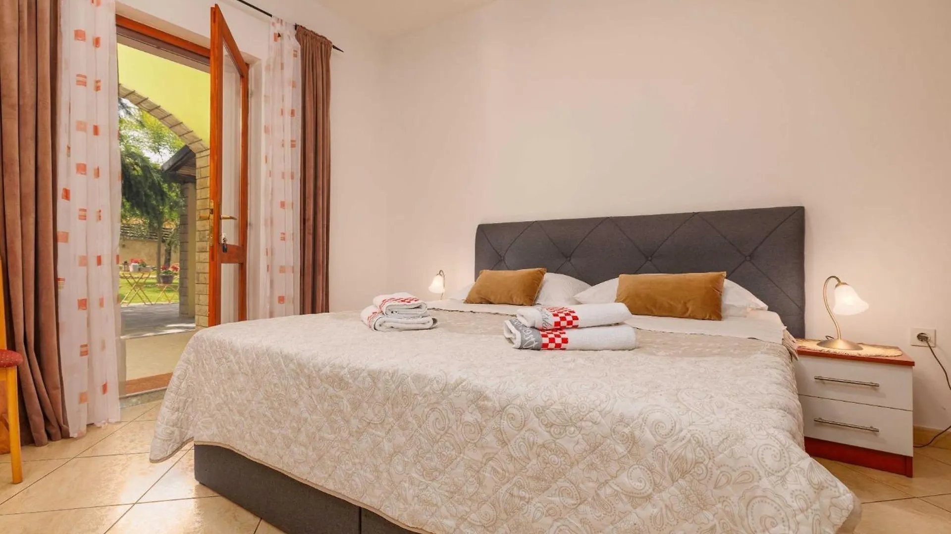 Wonderful Krk Island Stay Shared Pool, Grill Patio, And Nearby Beaches - Studio Apartment Krk Town
