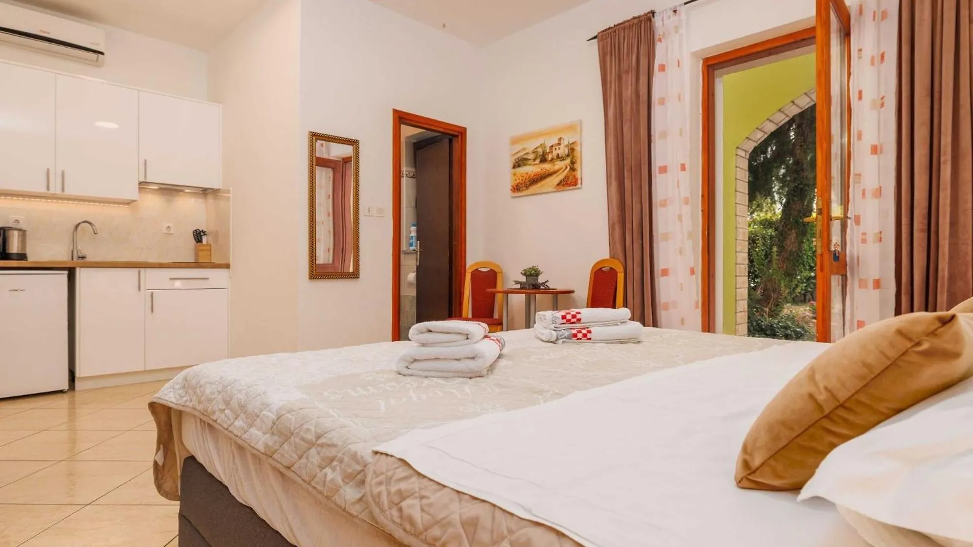 Wonderful Krk Island Stay Shared Pool, Grill Patio, And Nearby Beaches - Studio Apartment Krk Town Croatia