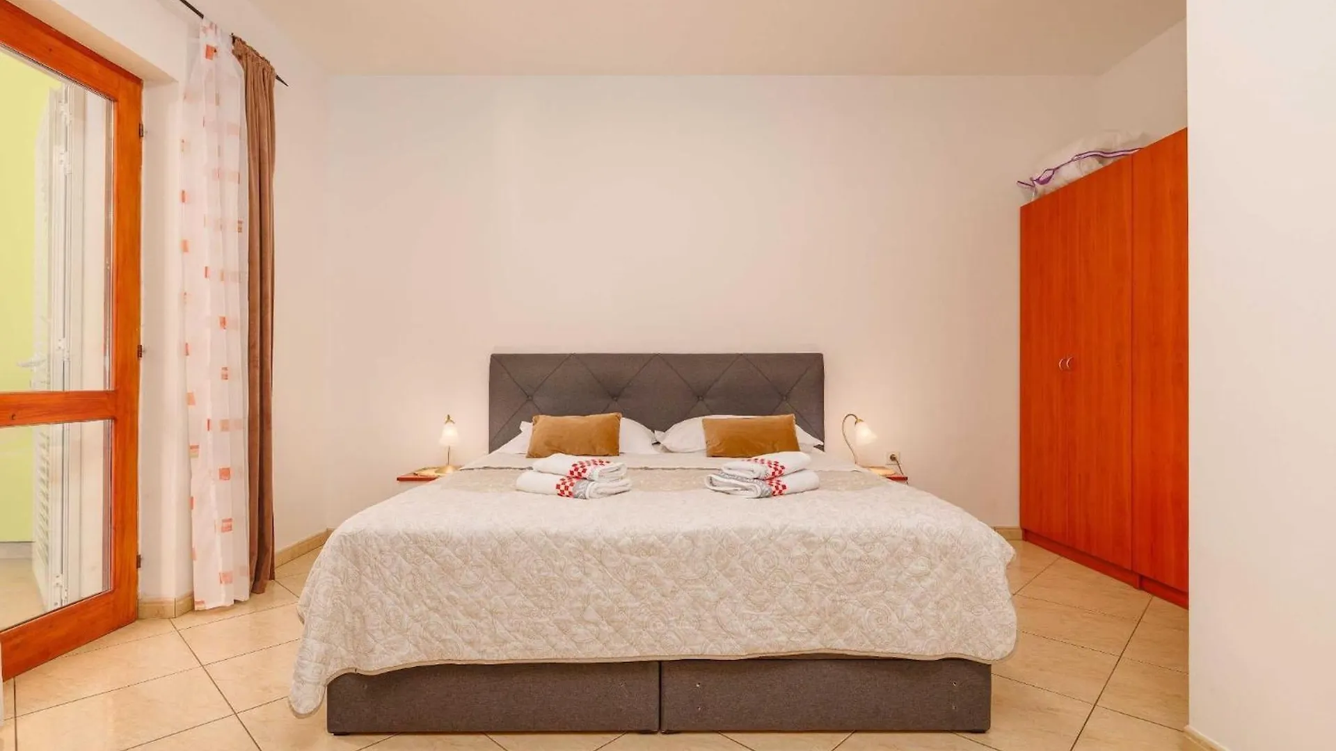 Wonderful Krk Island Stay Shared Pool, Grill Patio, And Nearby Beaches - Studio Apartment Krk Town