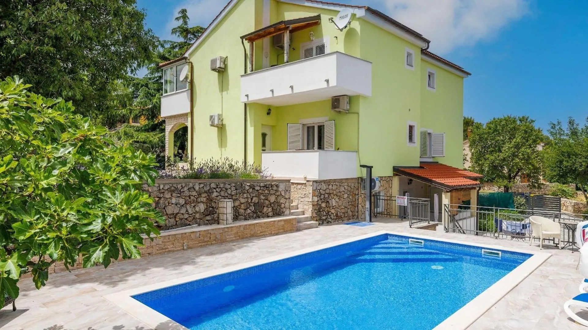 Wonderful Krk Island Stay Shared Pool, Grill Patio, And Nearby Beaches - Studio Apartment Krk Town